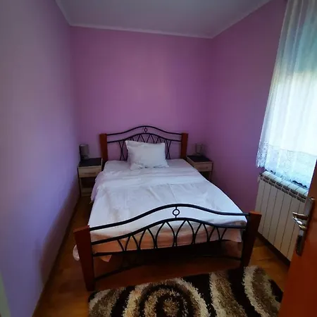 Katarina Ostanak kod kuće
